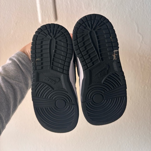 Black and White Nike Sneakers🦋 - Picture 4 of 4